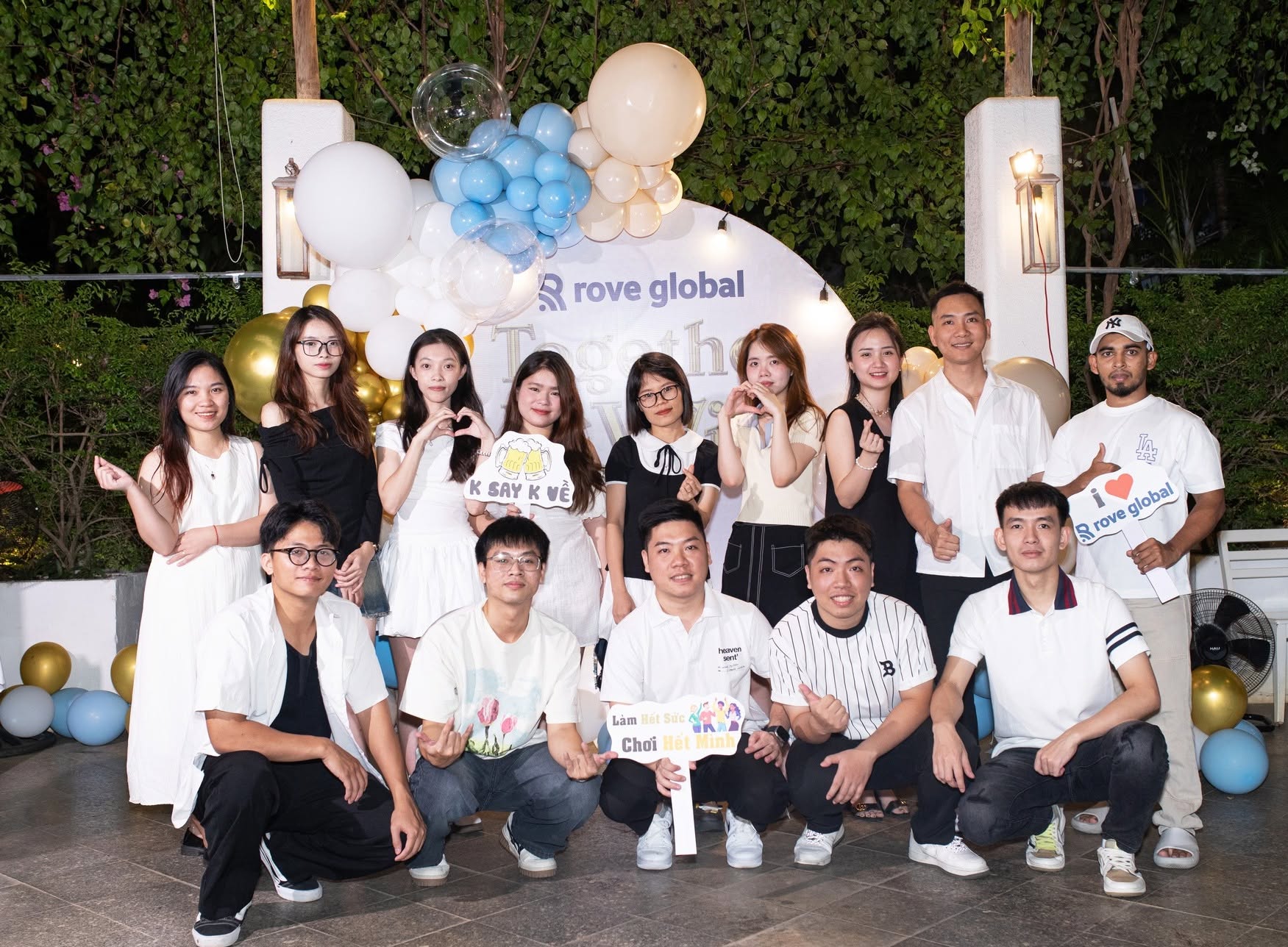 Nha Trang chào đón đại gia đình Rove Global bằng nắng vàng, biển xanh và thật nhiều tiếng cười💙 Tạm gác lại deadline, KPI, báo cáo... chúng ta đã cùng nhau tạo nên những khoảnh khắc tuyệt vời: những bữa tiệc ngập tràn tiếng cười, những câu chuyện thân tình bên mâm cơm, những cái bắt tay thật chặt và ánh mắt đầy sự gắn kết ✨  Cùng nhau nâng ly, cùng nhau sẻ chia — đó là những khoảnh khắc không thể mua bằng tiền, chỉ có thể tạo nên bằng sự gắn bó🥂